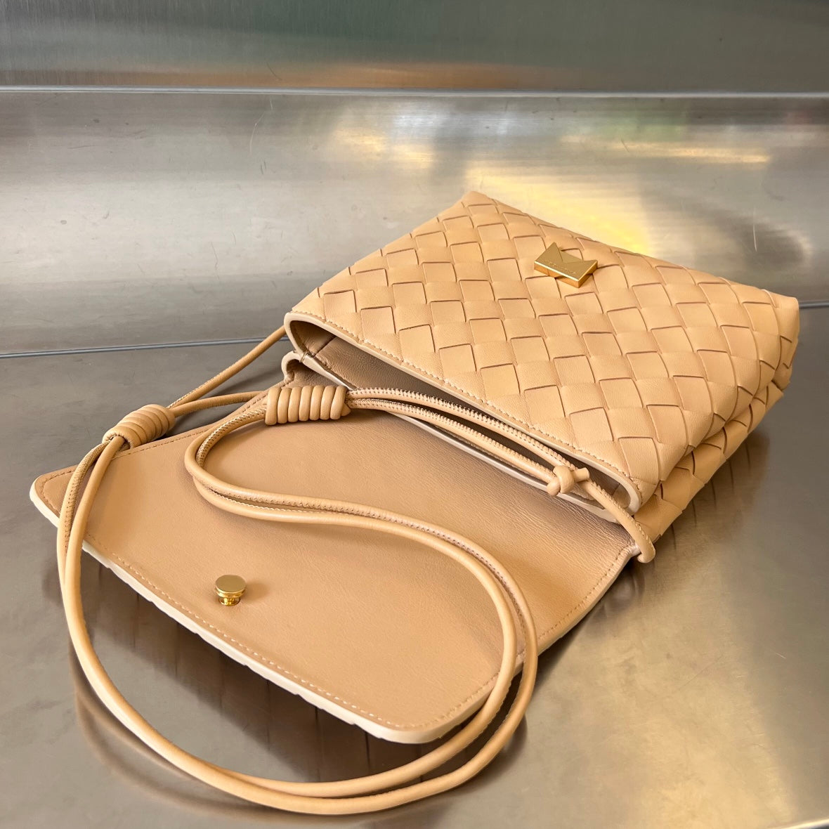 Mini sac bandoulière BV 19 cm en cuir de veau beige GHW 