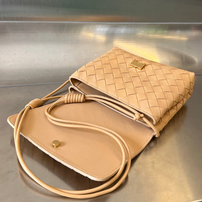 Mini sac bandoulière BV 19 cm en cuir de veau beige GHW 