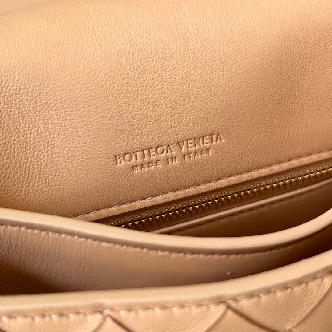 Mini sac bandoulière BV 19 cm en cuir de veau beige GHW 