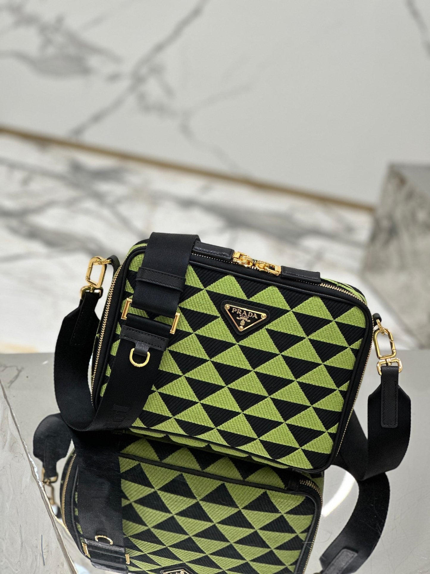 SAC MESSAGER 22 EN TISSU BRODÉ VERT OCADO ET NOIR, QUINCAILLERIE DORÉE