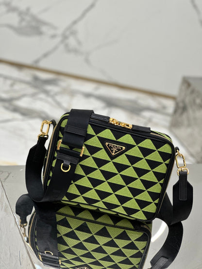 SAC MESSAGER 22 EN TISSU BRODÉ VERT OCADO ET NOIR, QUINCAILLERIE DORÉE