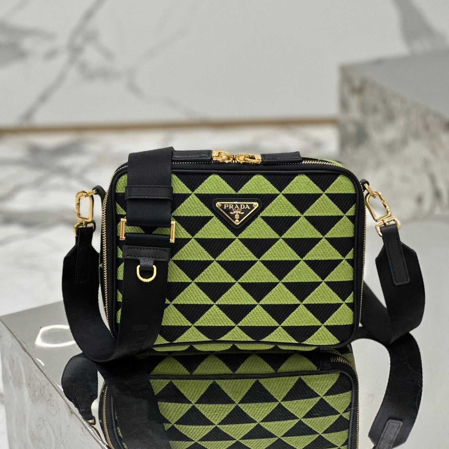 SAC MESSAGER 22 EN TISSU BRODÉ VERT OCADO ET NOIR, QUINCAILLERIE DORÉE