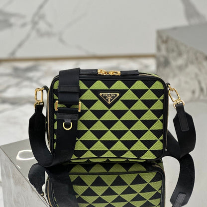 SAC MESSAGER 22 EN TISSU BRODÉ VERT OCADO ET NOIR, QUINCAILLERIE DORÉE