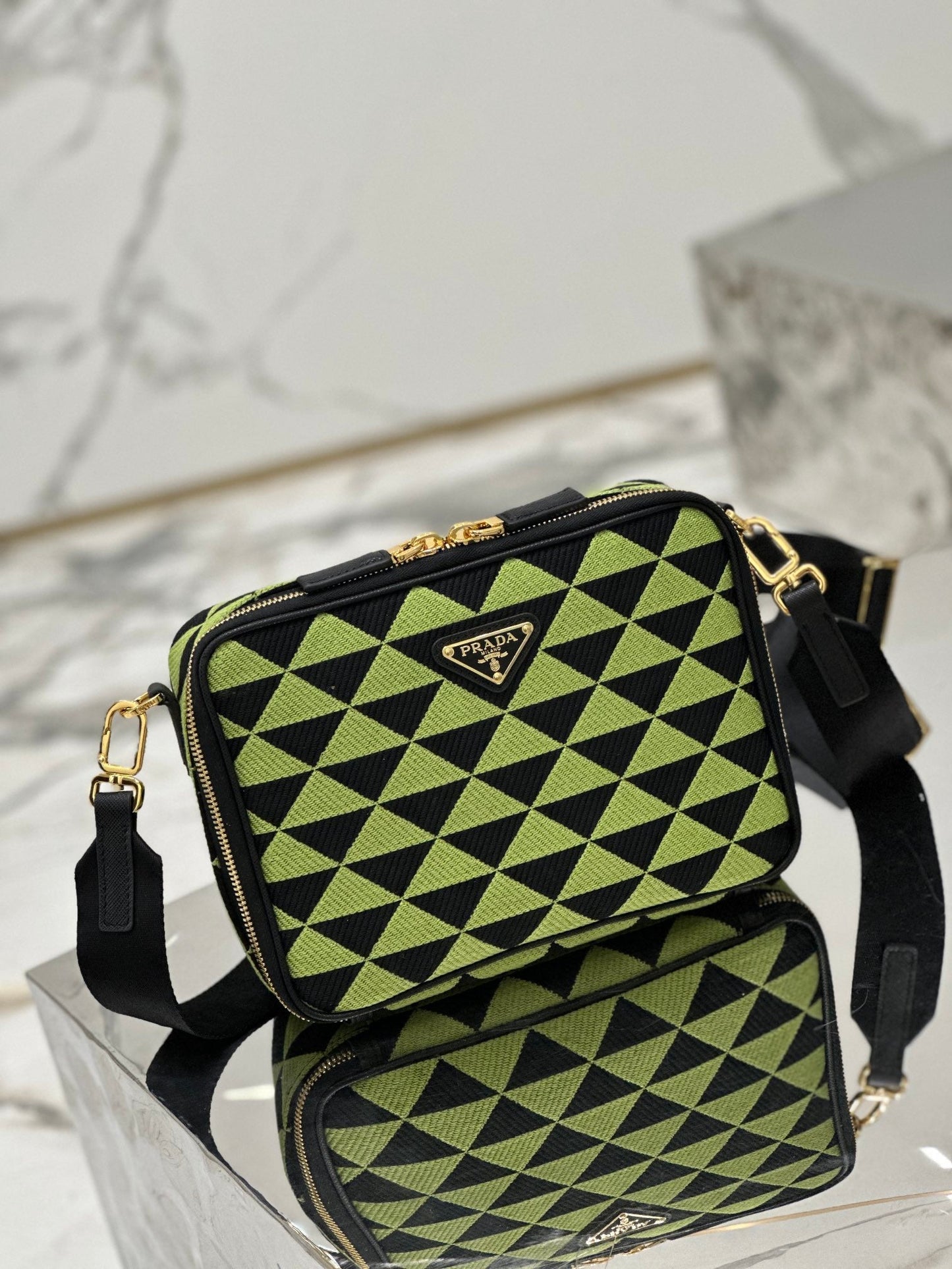 SAC MESSAGER 22 EN TISSU BRODÉ VERT OCADO ET NOIR, QUINCAILLERIE DORÉE