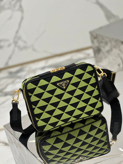 SAC MESSAGER 22 EN TISSU BRODÉ VERT OCADO ET NOIR, QUINCAILLERIE DORÉE