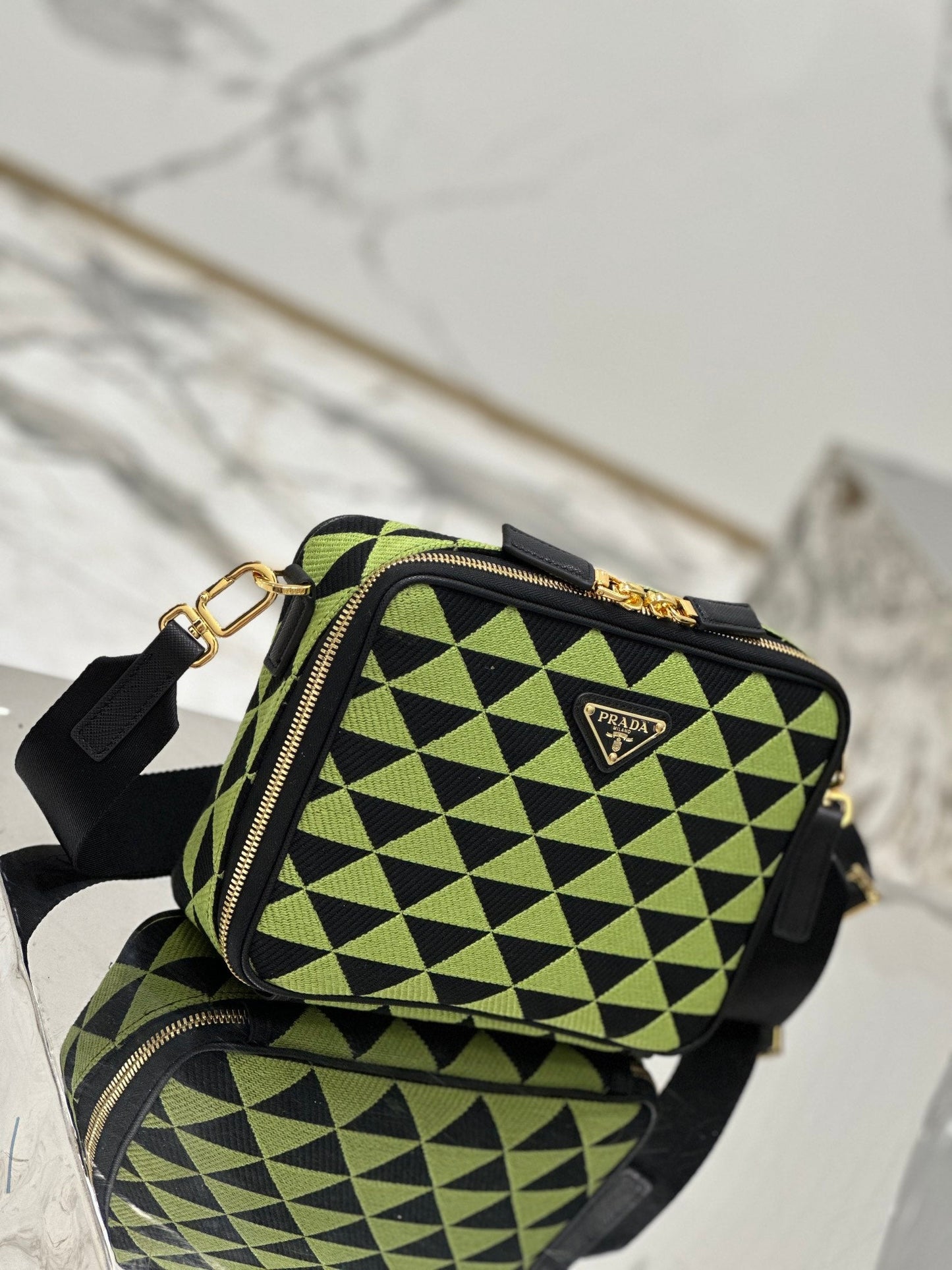 SAC MESSAGER 22 EN TISSU BRODÉ VERT OCADO ET NOIR, QUINCAILLERIE DORÉE