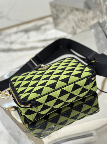 SAC MESSAGER 22 EN TISSU BRODÉ VERT OCADO ET NOIR, QUINCAILLERIE DORÉE