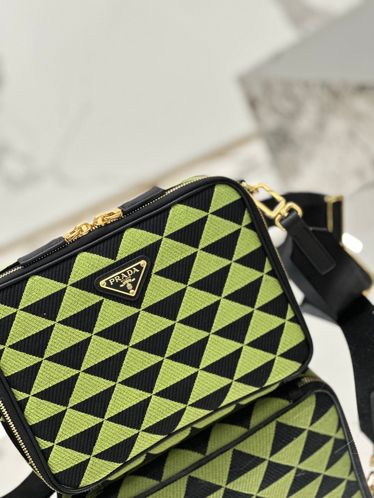 SAC MESSAGER 22 EN TISSU BRODÉ VERT OCADO ET NOIR, QUINCAILLERIE DORÉE