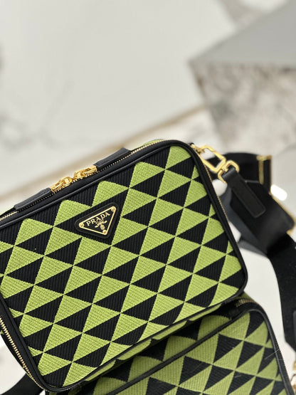 SAC MESSAGER 22 EN TISSU BRODÉ VERT OCADO ET NOIR, QUINCAILLERIE DORÉE