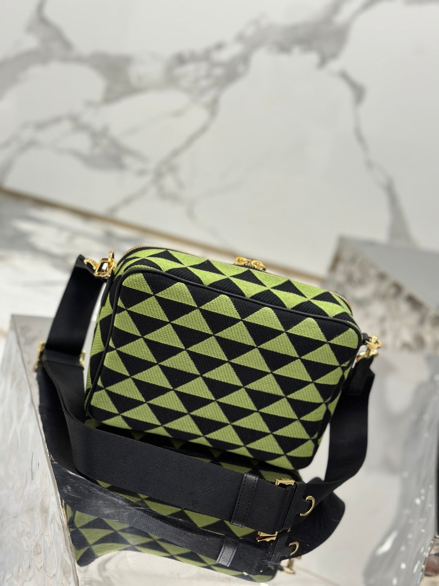 SAC MESSAGER 22 EN TISSU BRODÉ VERT OCADO ET NOIR, QUINCAILLERIE DORÉE