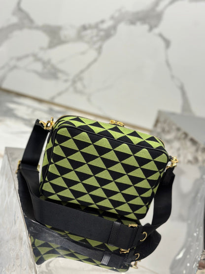 SAC MESSAGER 22 EN TISSU BRODÉ VERT OCADO ET NOIR, QUINCAILLERIE DORÉE