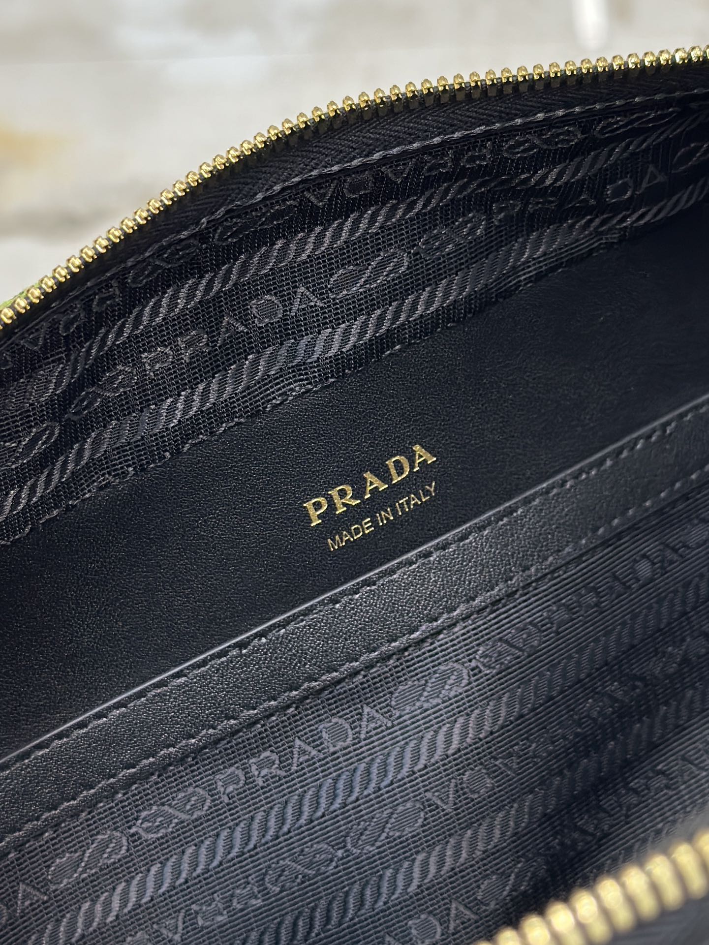 SAC MESSAGER 22 EN TISSU BRODÉ VERT OCADO ET NOIR, QUINCAILLERIE DORÉE