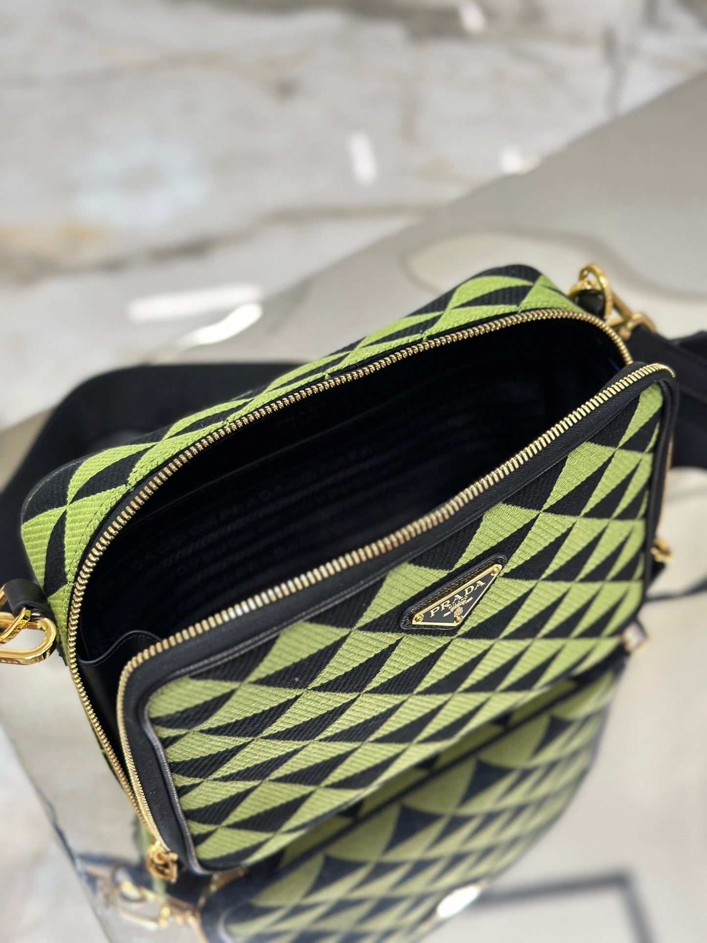 SAC MESSAGER 22 EN TISSU BRODÉ VERT OCADO ET NOIR, QUINCAILLERIE DORÉE