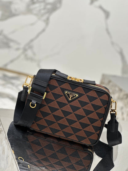 SAC MESSAGER 22 EN TISSU BRODÉ NOIR ET MARRON, QUINCAILLERIE DORÉ