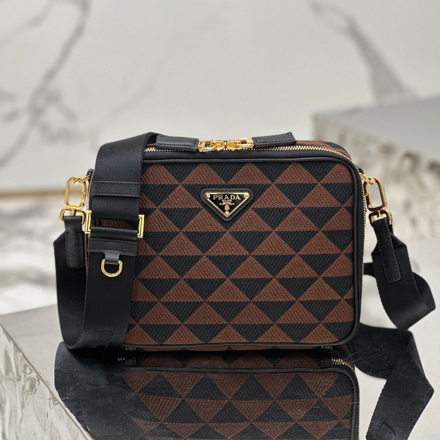 SAC MESSAGER 22 EN TISSU BRODÉ NOIR ET MARRON, QUINCAILLERIE DORÉ
