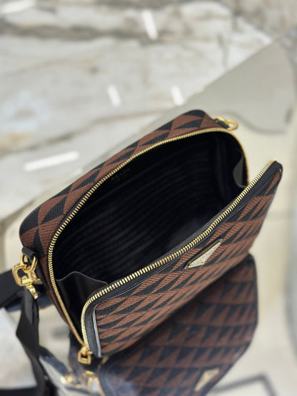 SAC MESSAGER 22 EN TISSU BRODÉ NOIR ET MARRON, QUINCAILLERIE DORÉ