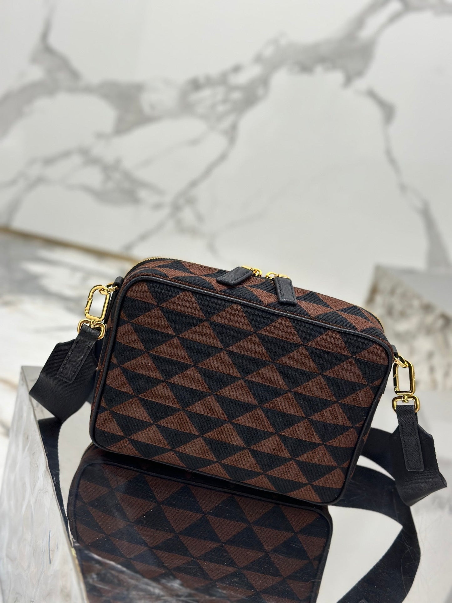 SAC MESSAGER 22 EN TISSU BRODÉ NOIR ET MARRON, QUINCAILLERIE DORÉ