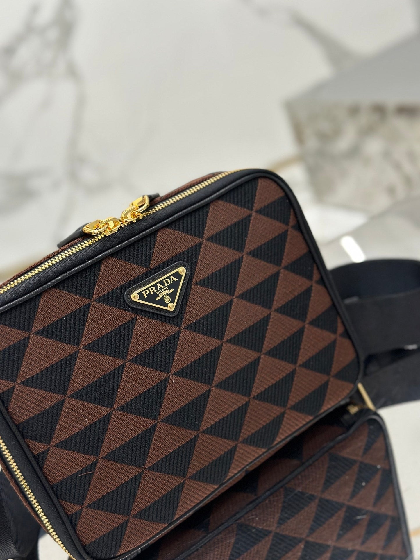 SAC MESSAGER 22 EN TISSU BRODÉ NOIR ET MARRON, QUINCAILLERIE DORÉ