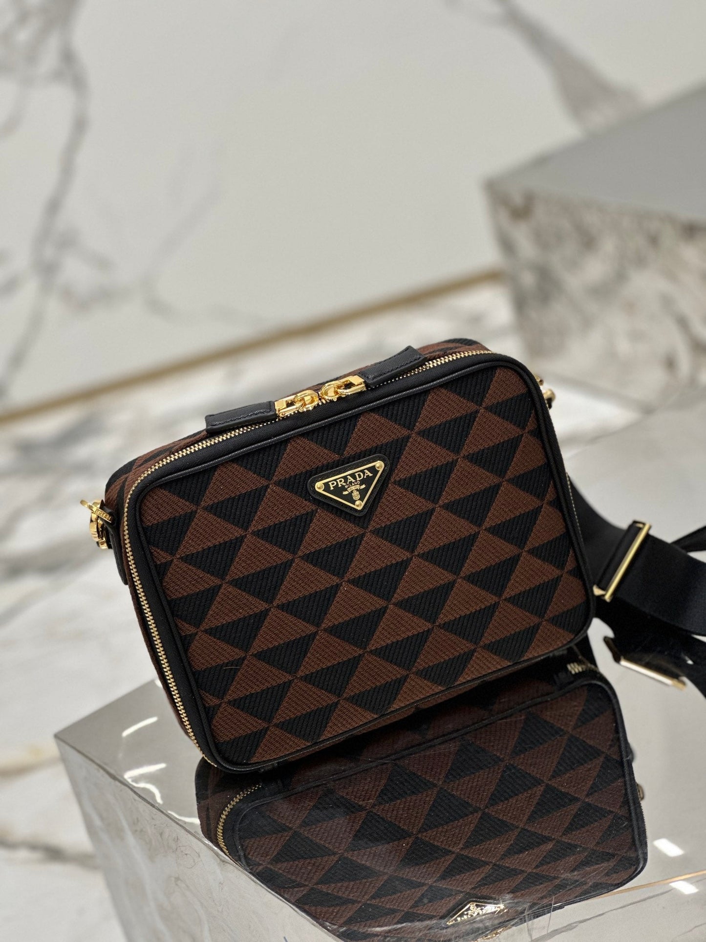 SAC MESSAGER 22 EN TISSU BRODÉ NOIR ET MARRON, QUINCAILLERIE DORÉ