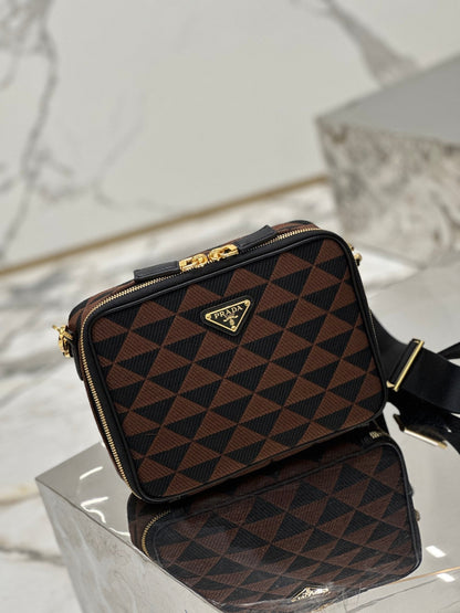 SAC MESSAGER 22 EN TISSU BRODÉ NOIR ET MARRON, QUINCAILLERIE DORÉ