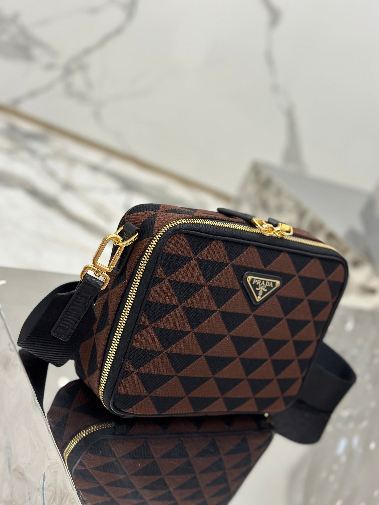 SAC MESSAGER 22 EN TISSU BRODÉ NOIR ET MARRON, QUINCAILLERIE DORÉ
