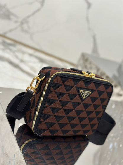 SAC MESSAGER 22 EN TISSU BRODÉ NOIR ET MARRON, QUINCAILLERIE DORÉ