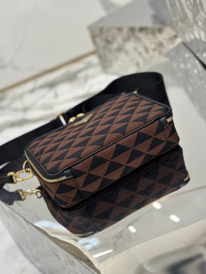 SAC MESSAGER 22 EN TISSU BRODÉ NOIR ET MARRON, QUINCAILLERIE DORÉ