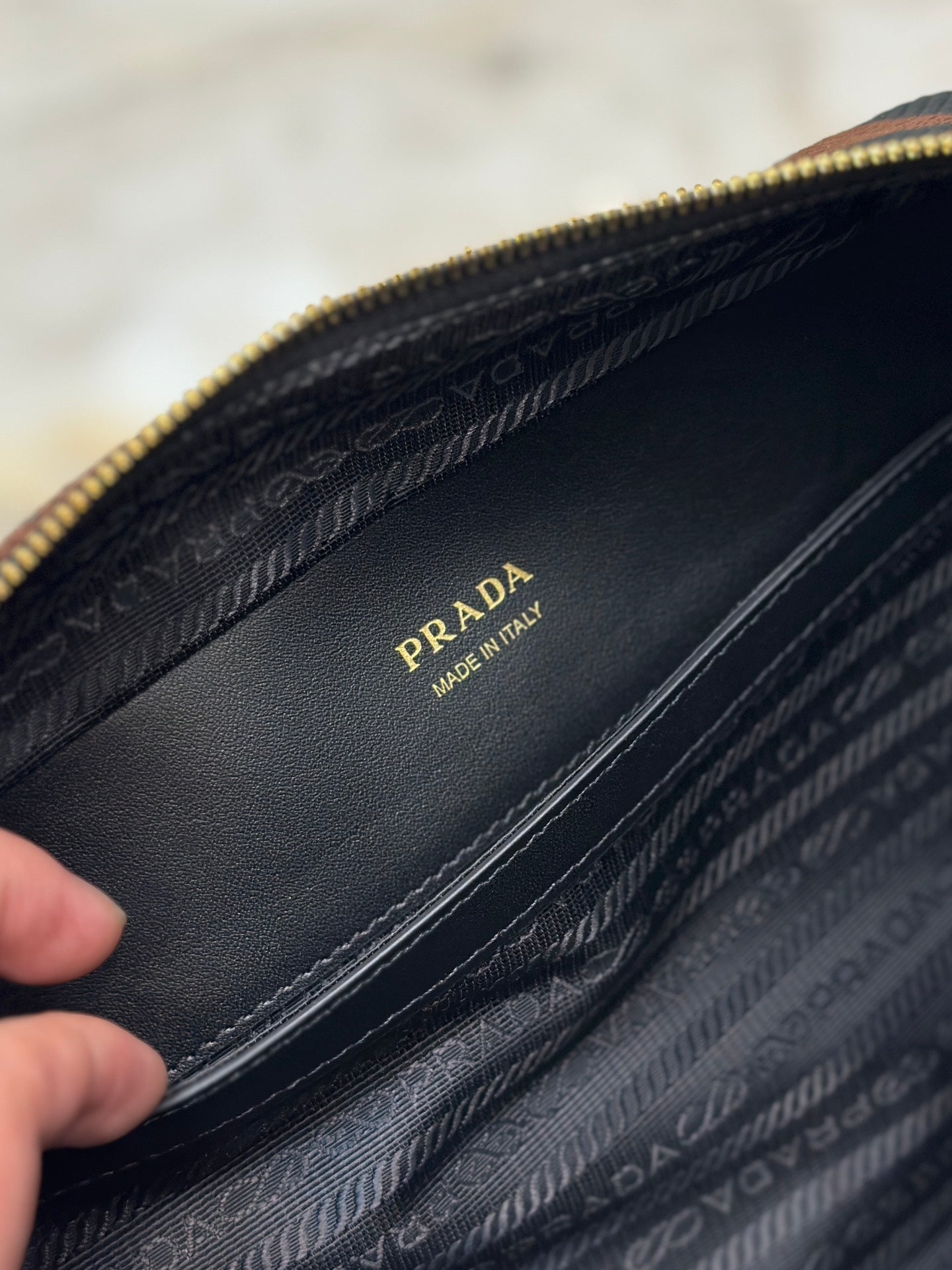 SAC MESSAGER 22 EN TISSU BRODÉ NOIR ET MARRON, QUINCAILLERIE DORÉ