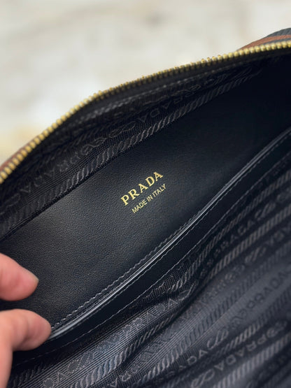 SAC MESSAGER 22 EN TISSU BRODÉ NOIR ET MARRON, QUINCAILLERIE DORÉ