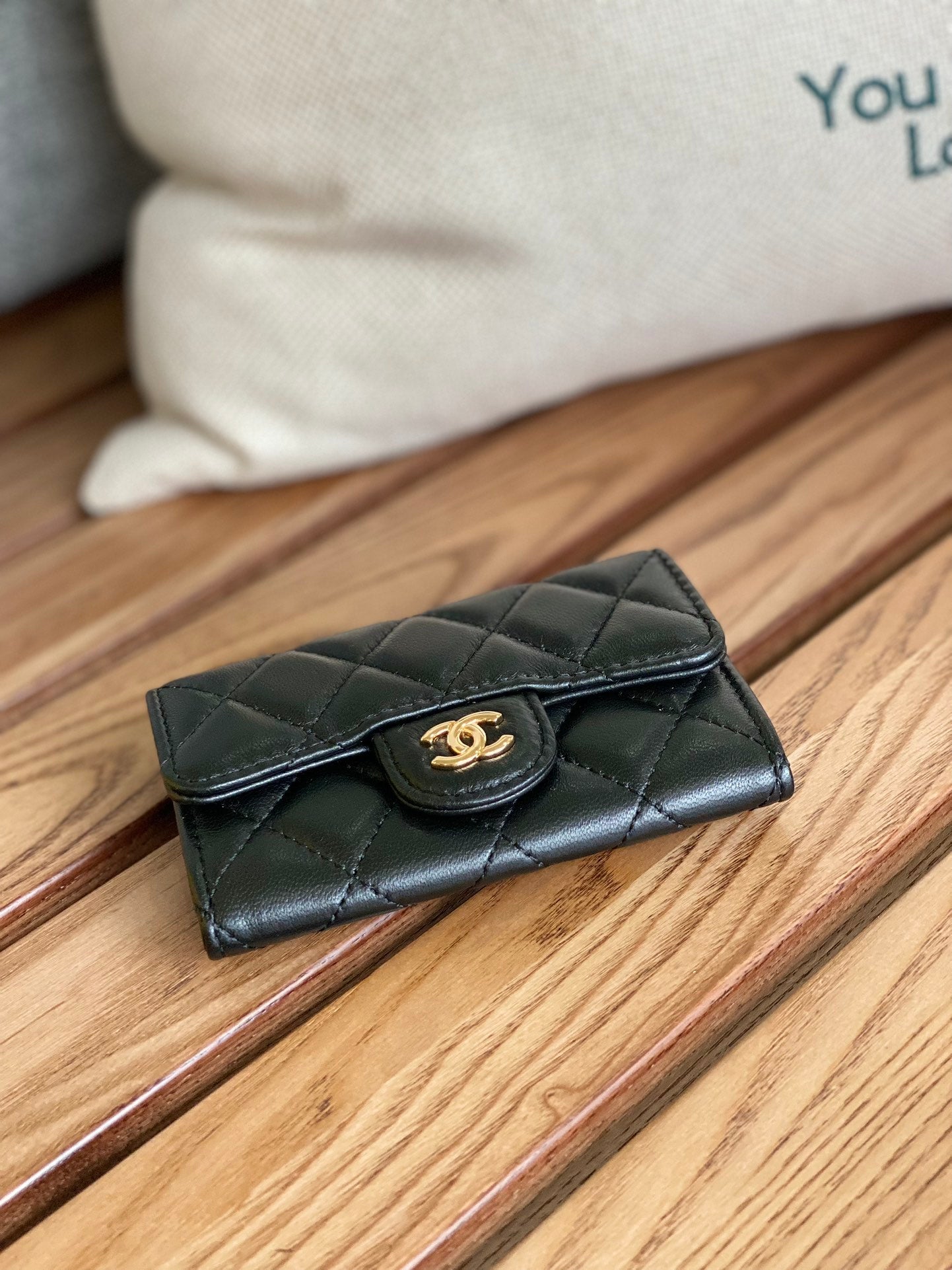 petit portefeuille CC 11 cm en cuir d'agneau noir et finitions dorées