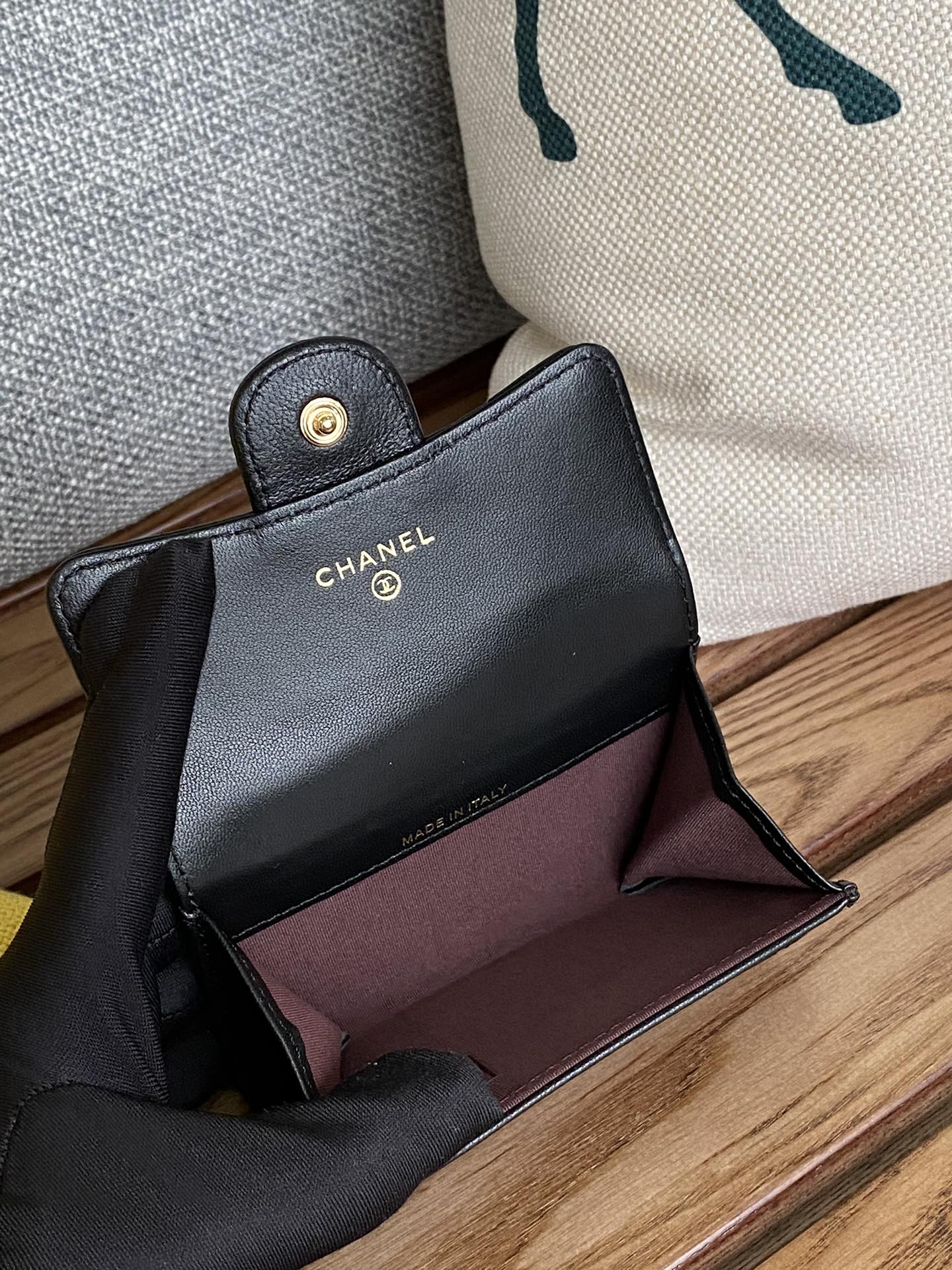 petit portefeuille CC 11 cm en cuir d'agneau noir et finitions dorées