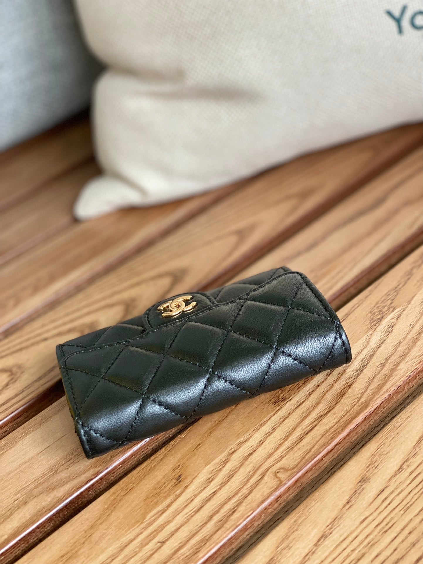 petit portefeuille CC 11 cm en cuir d'agneau noir et finitions dorées
