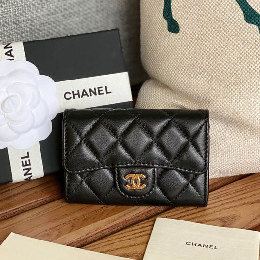 petit portefeuille CC 11 cm en cuir d'agneau noir et finitions dorées