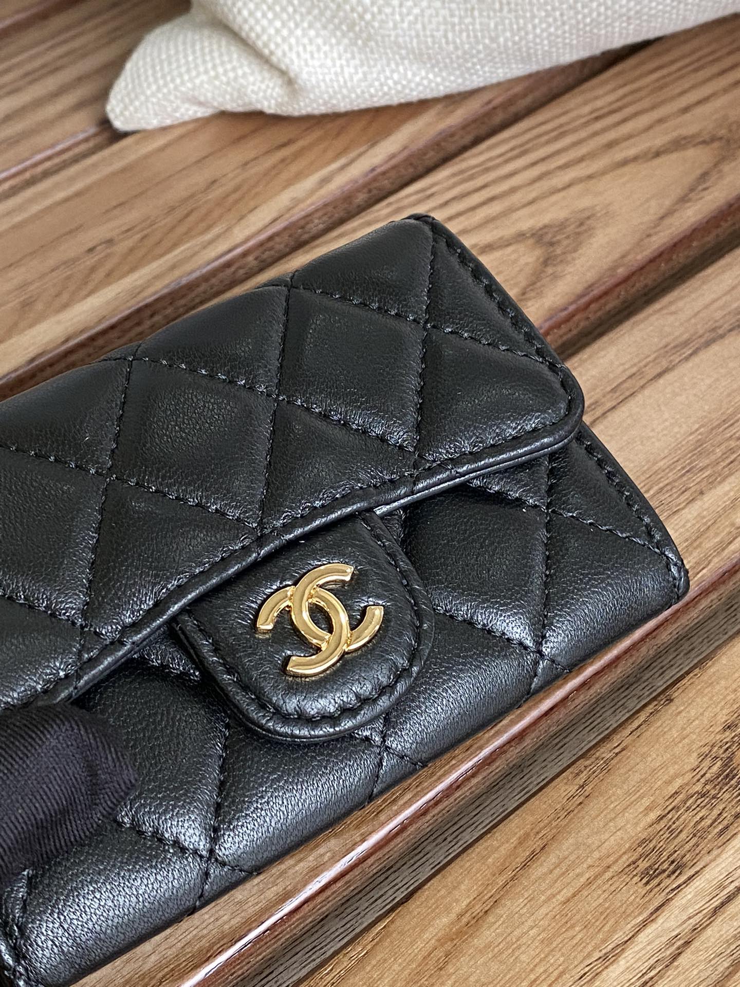 petit portefeuille CC 11 cm en cuir d'agneau noir et finitions dorées