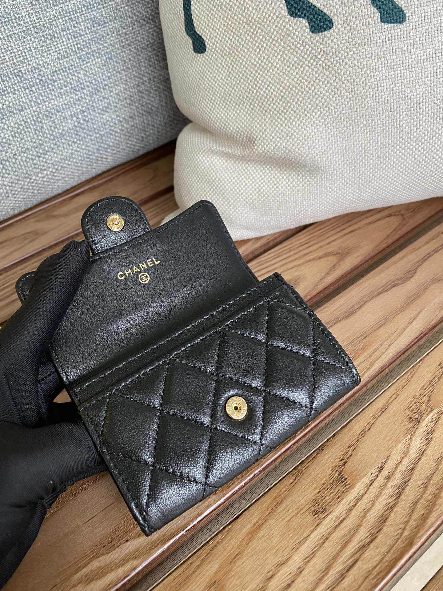 petit portefeuille CC 11 cm en cuir d'agneau noir et finitions dorées