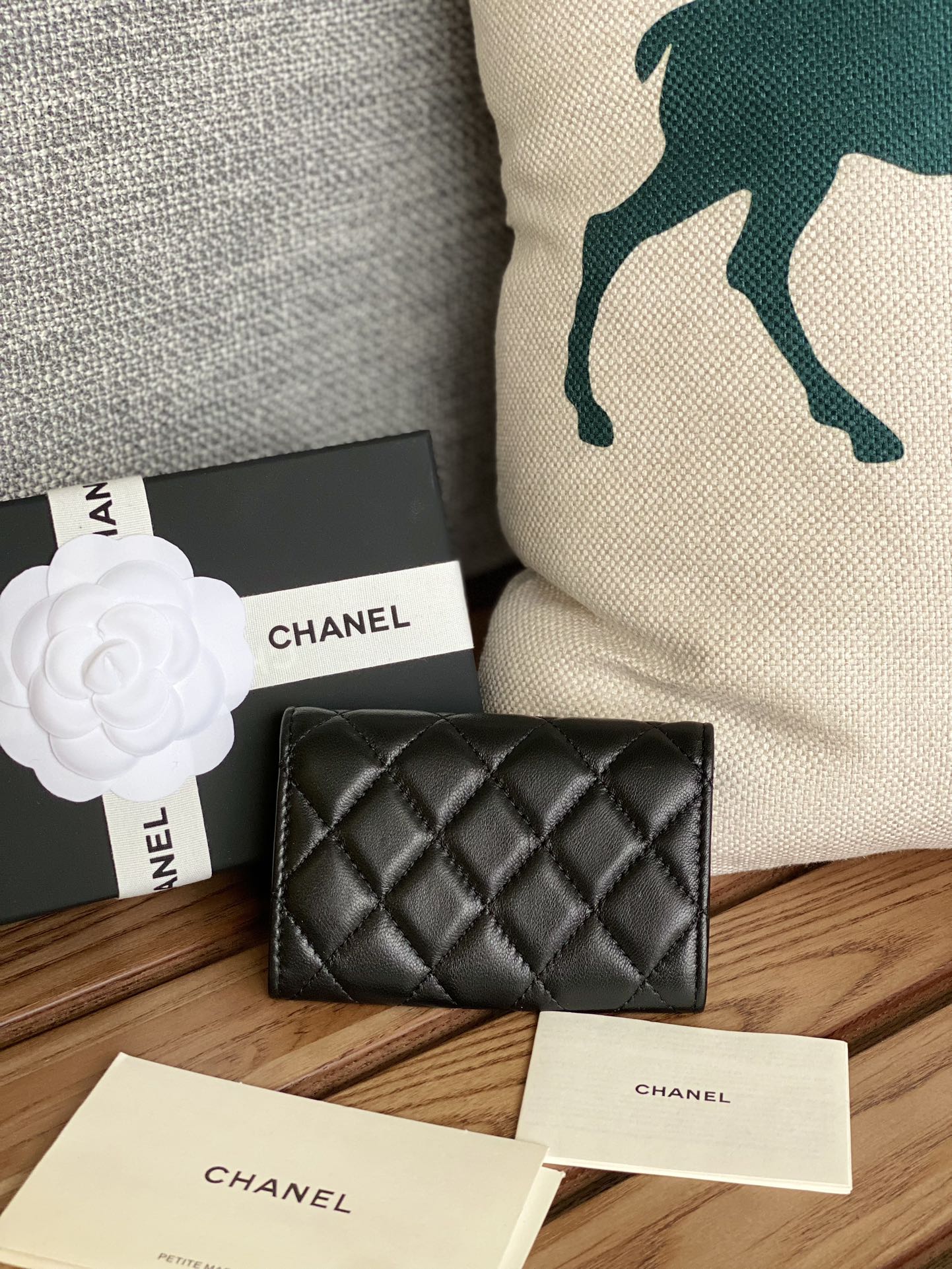 petit portefeuille CC 11 cm en cuir d'agneau noir et finitions dorées