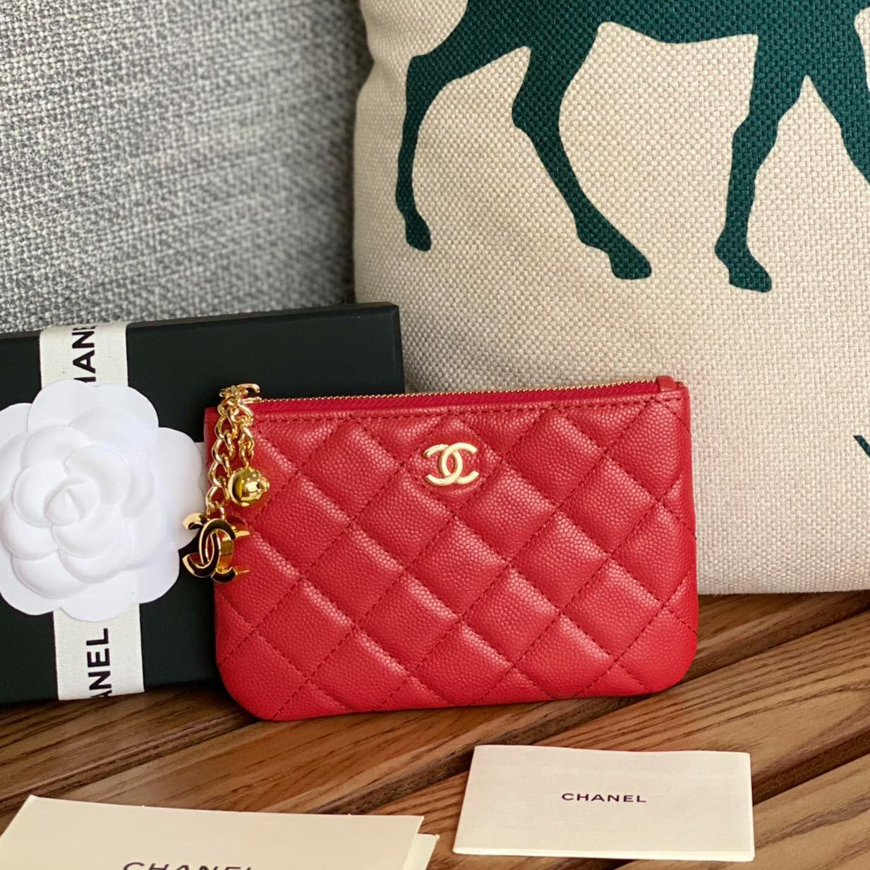Portefeuille zippé CC 14 cm en caviar rouge et métal doré