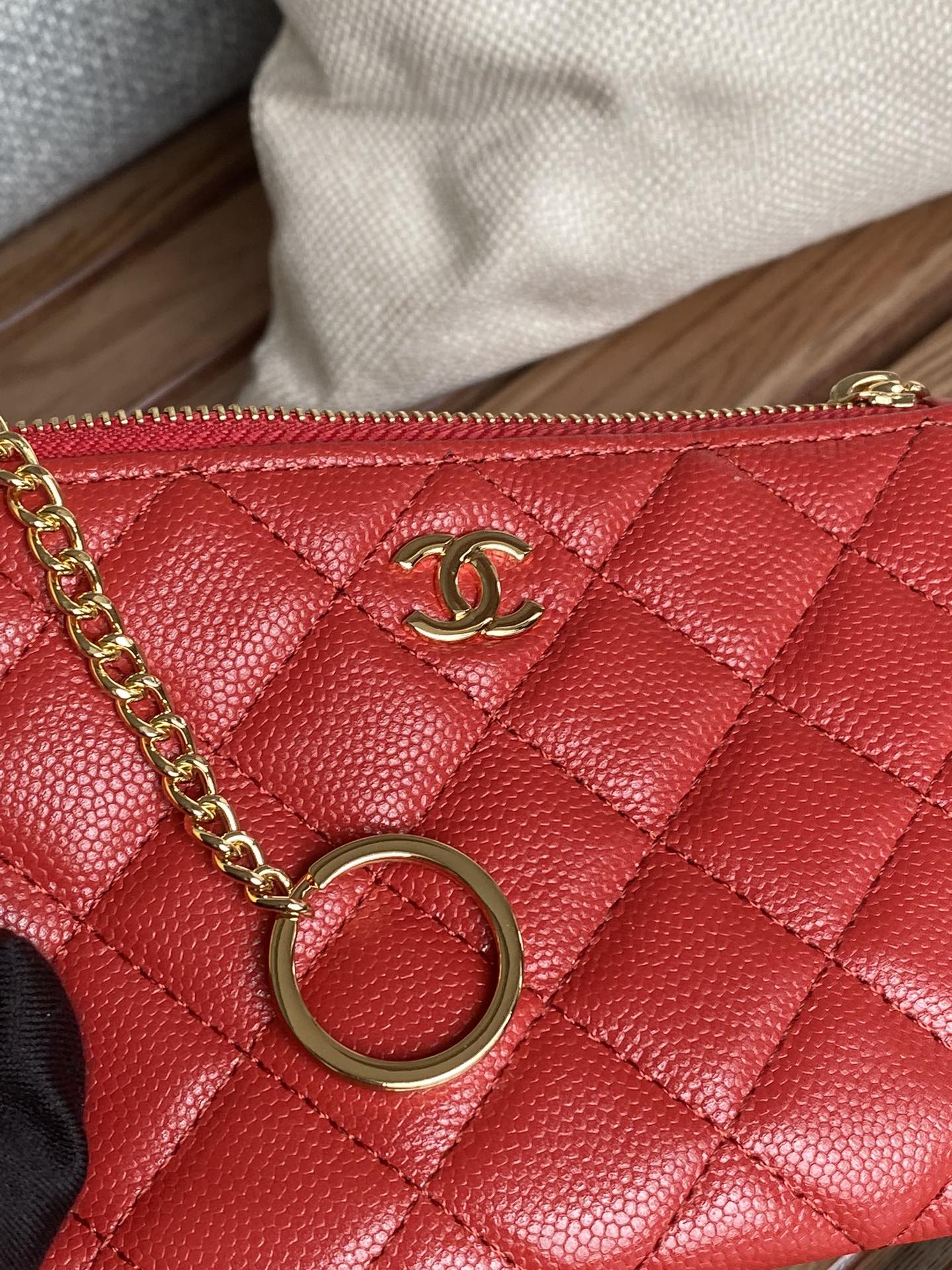 Portefeuille zippé CC 14 cm en caviar rouge et métal doré