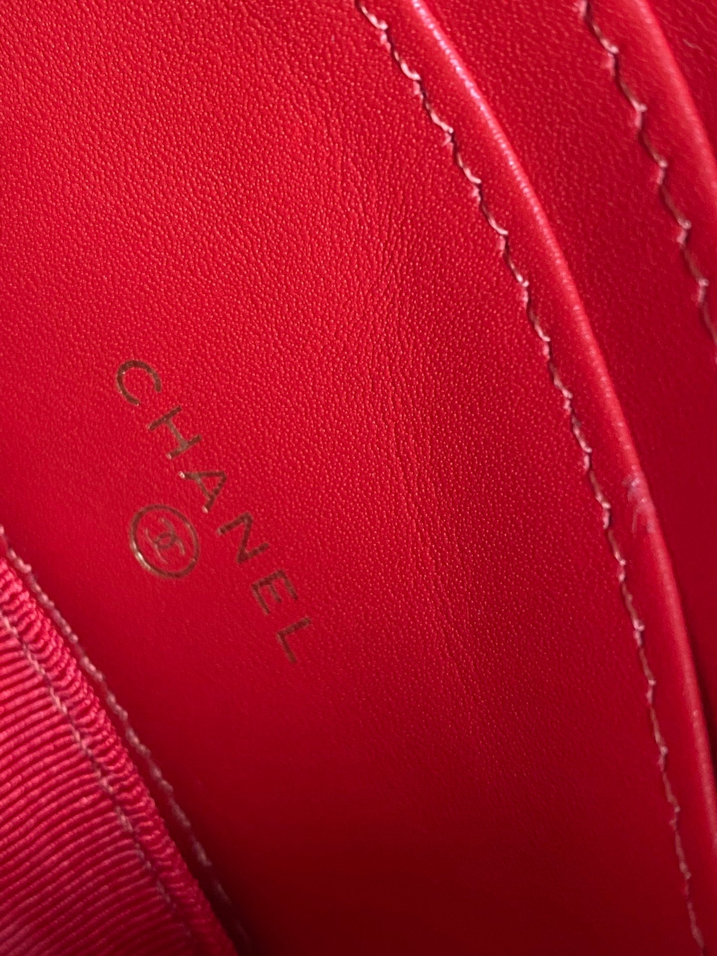 Portefeuille zippé CC 14 cm en caviar rouge et métal doré