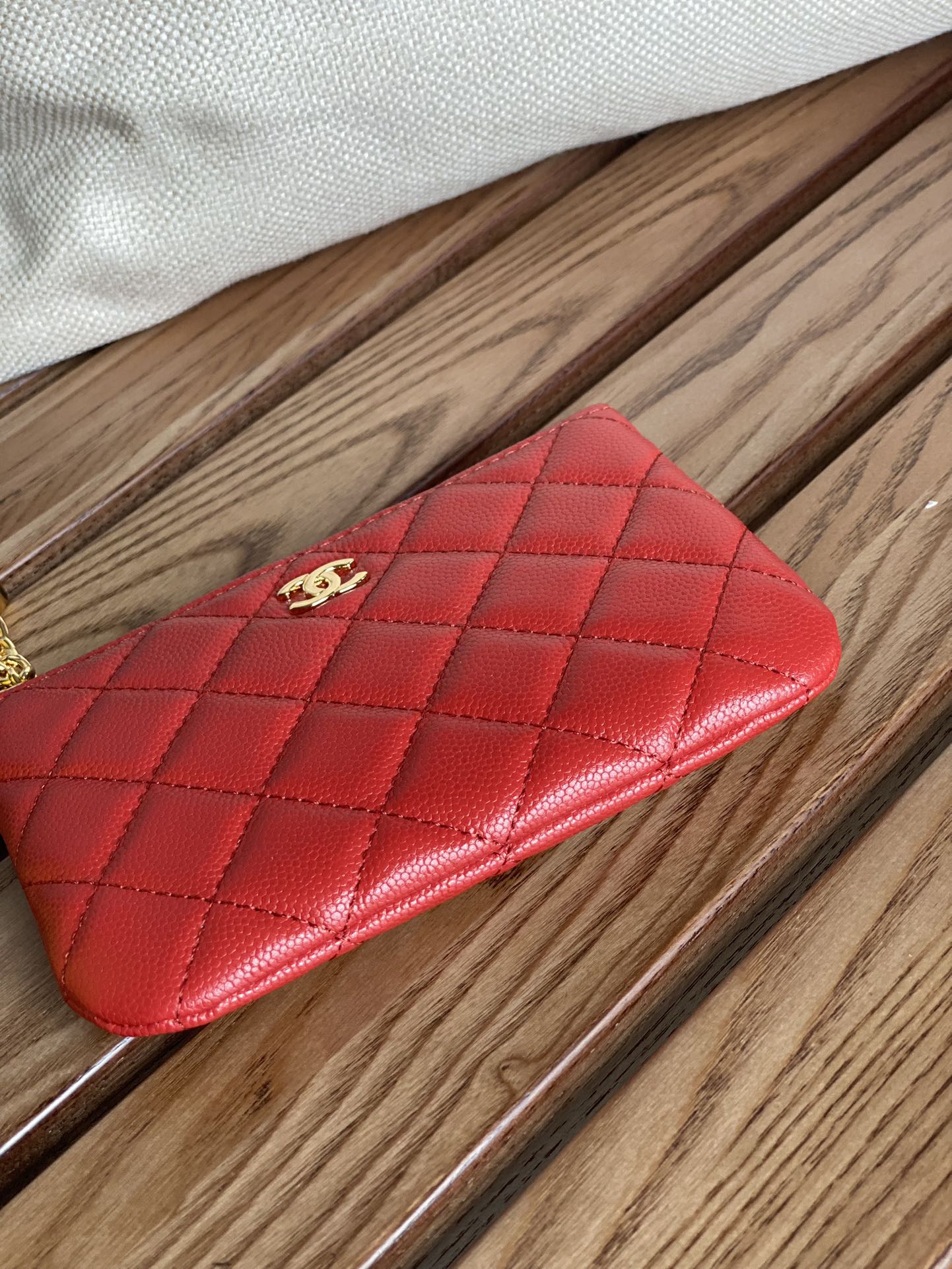 Portefeuille zippé CC 14 cm en caviar rouge et métal doré