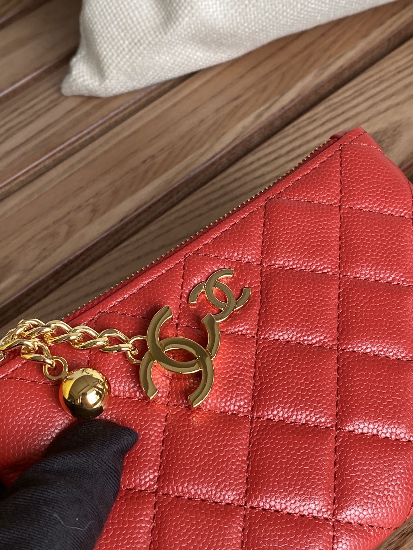 Portefeuille zippé CC 14 cm en caviar rouge et métal doré