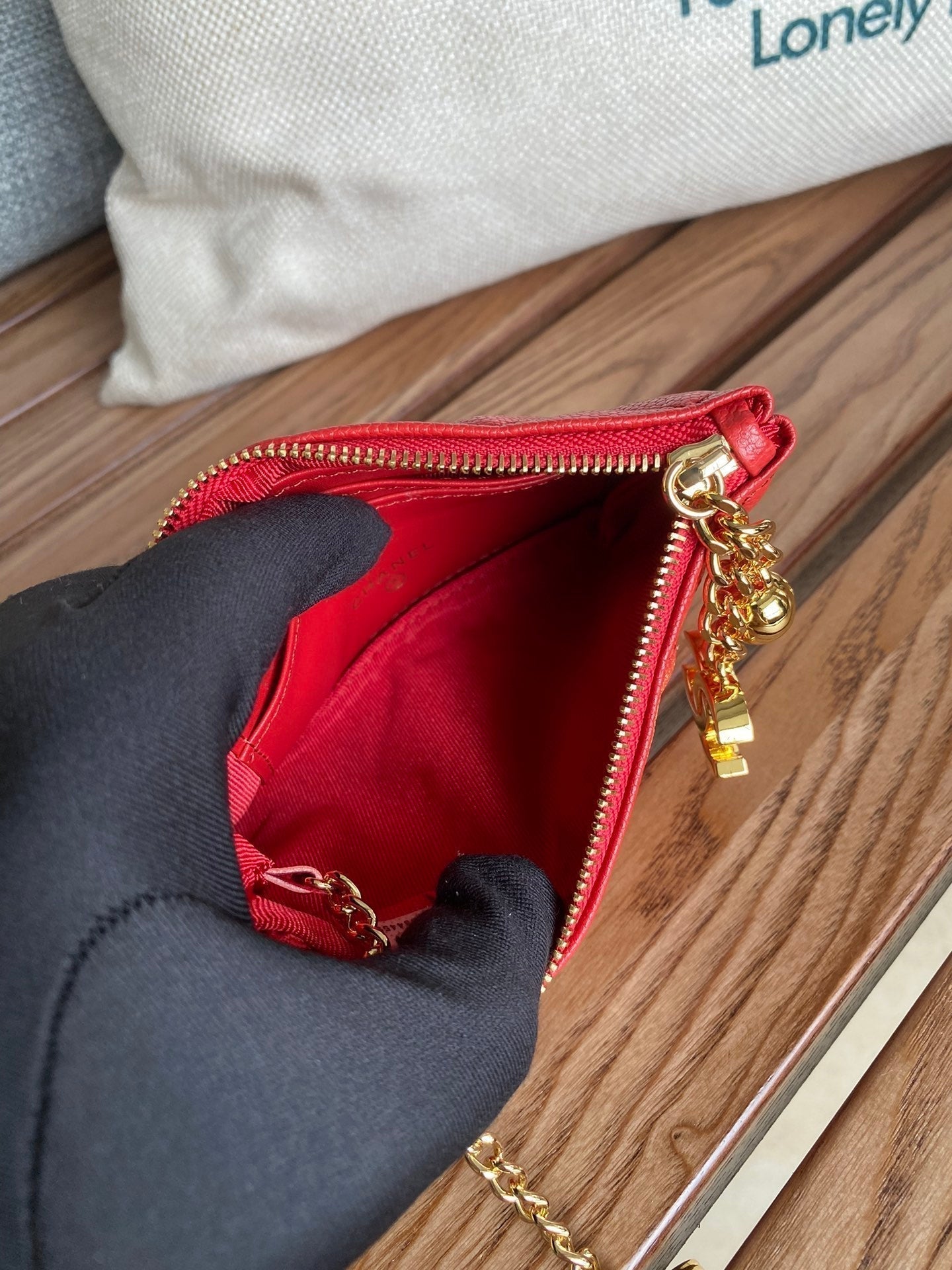 Portefeuille zippé CC 14 cm en caviar rouge et métal doré
