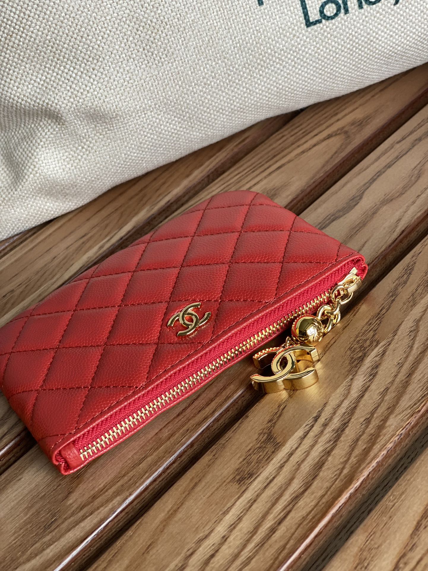 Portefeuille zippé CC 14 cm en caviar rouge et métal doré