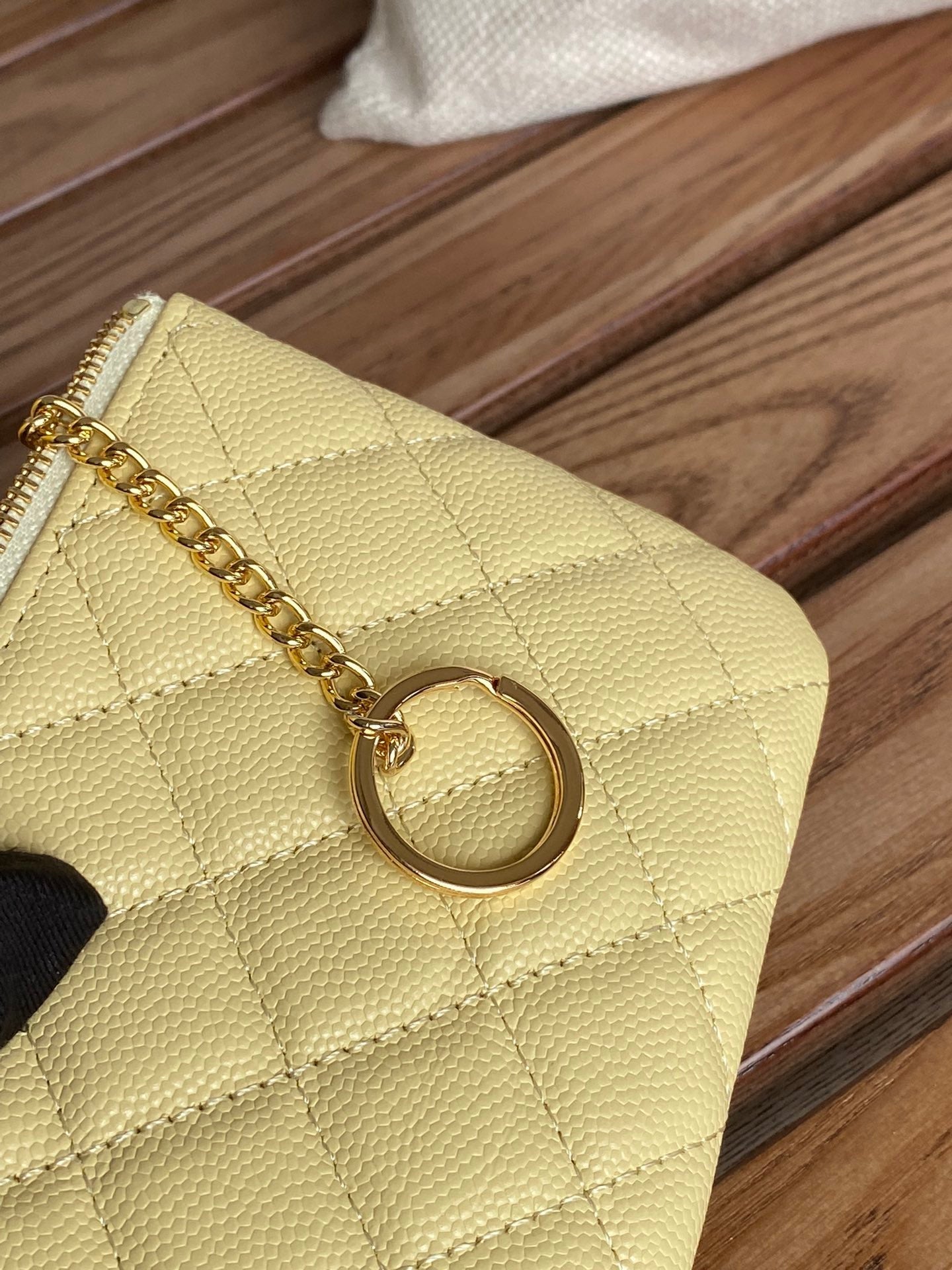 Portefeuille zippé CC 14 cm en cuir caviar jaune et métal doré