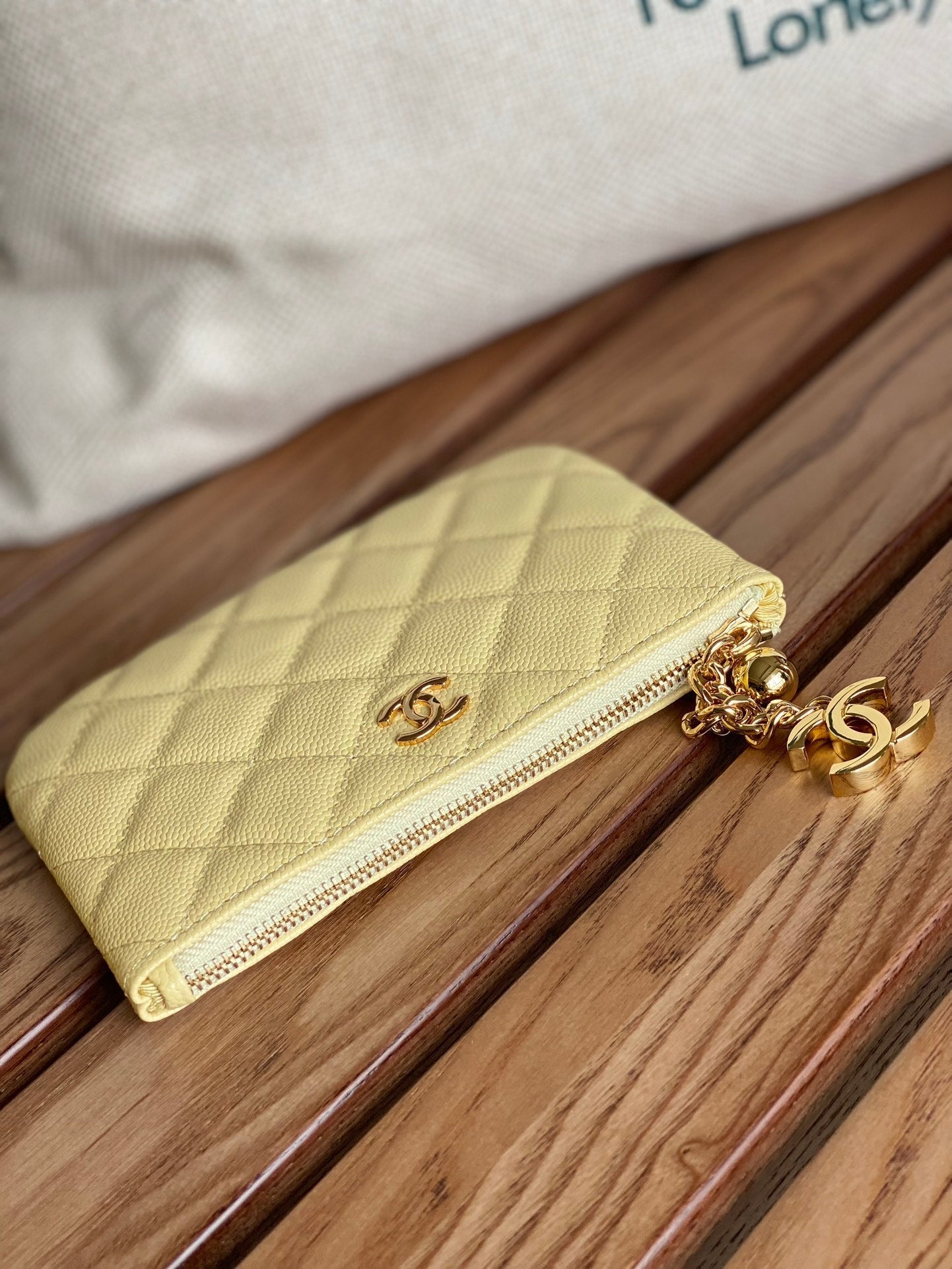 Portefeuille zippé CC 14 cm en cuir caviar jaune et métal doré