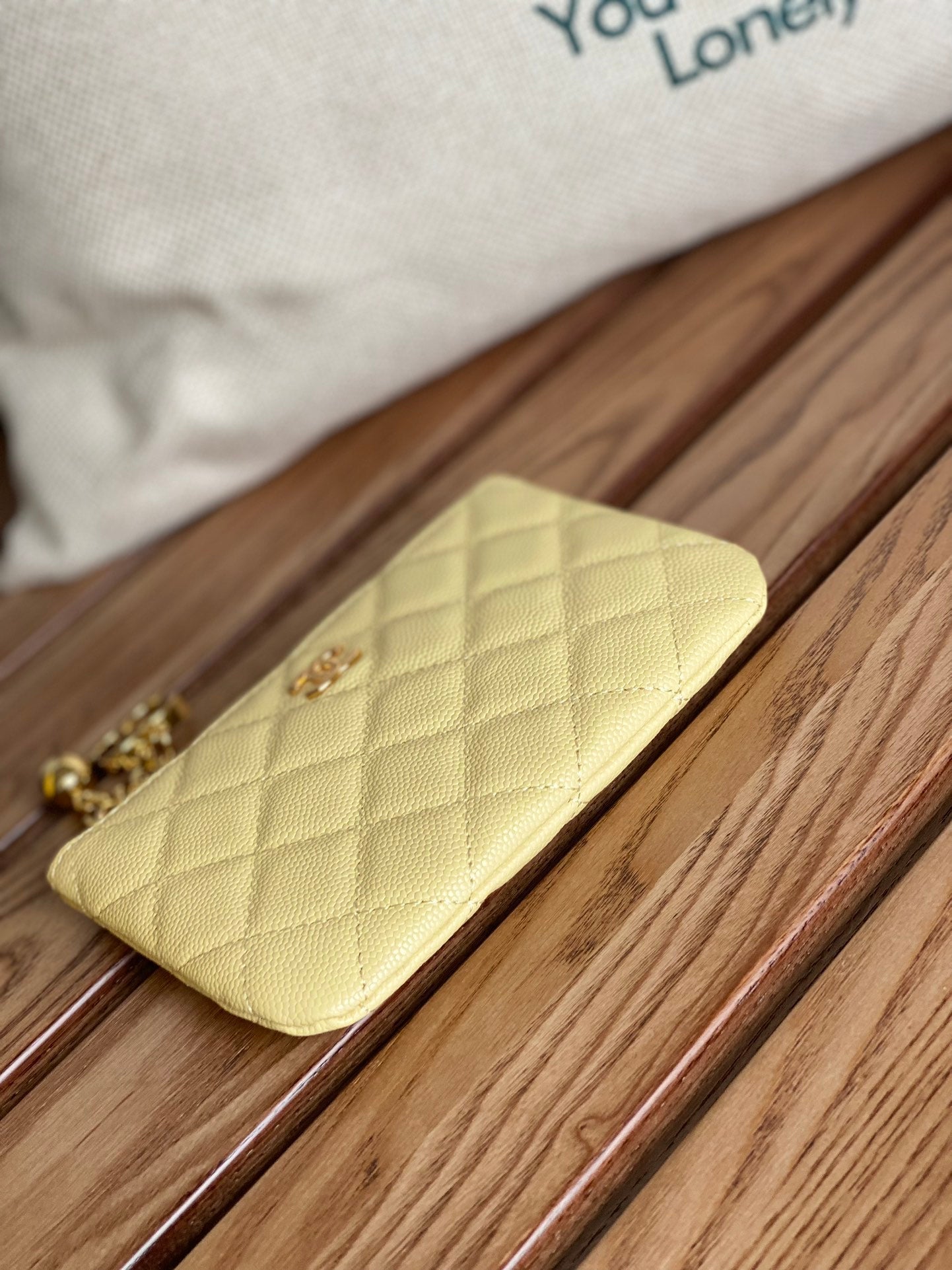 Portefeuille zippé CC 14 cm en cuir caviar jaune et métal doré