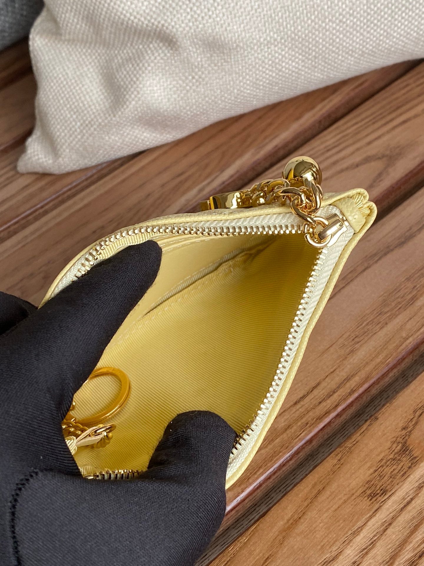 Portefeuille zippé CC 14 cm en cuir caviar jaune et métal doré