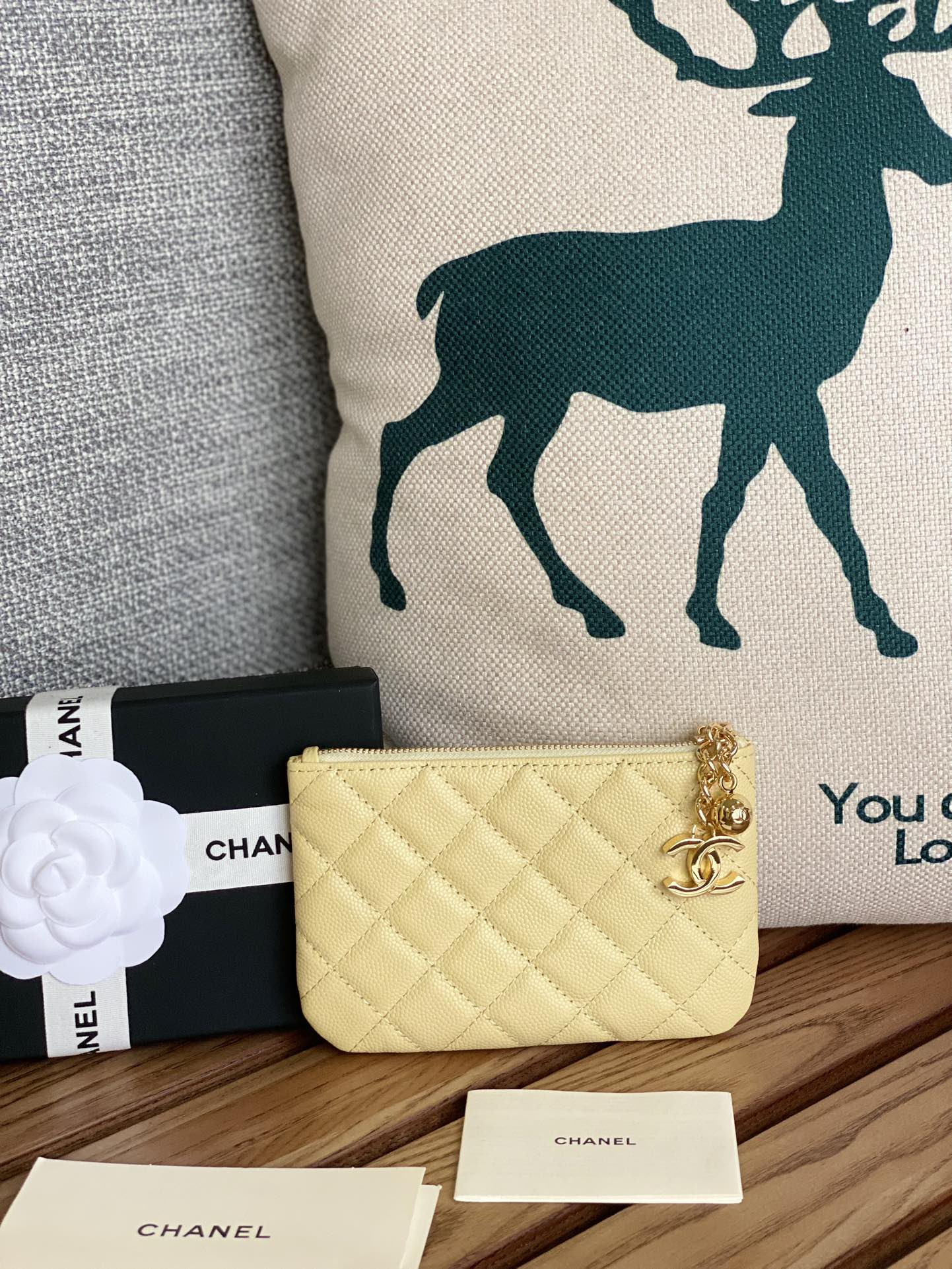 Portefeuille zippé CC 14 cm en cuir caviar jaune et métal doré