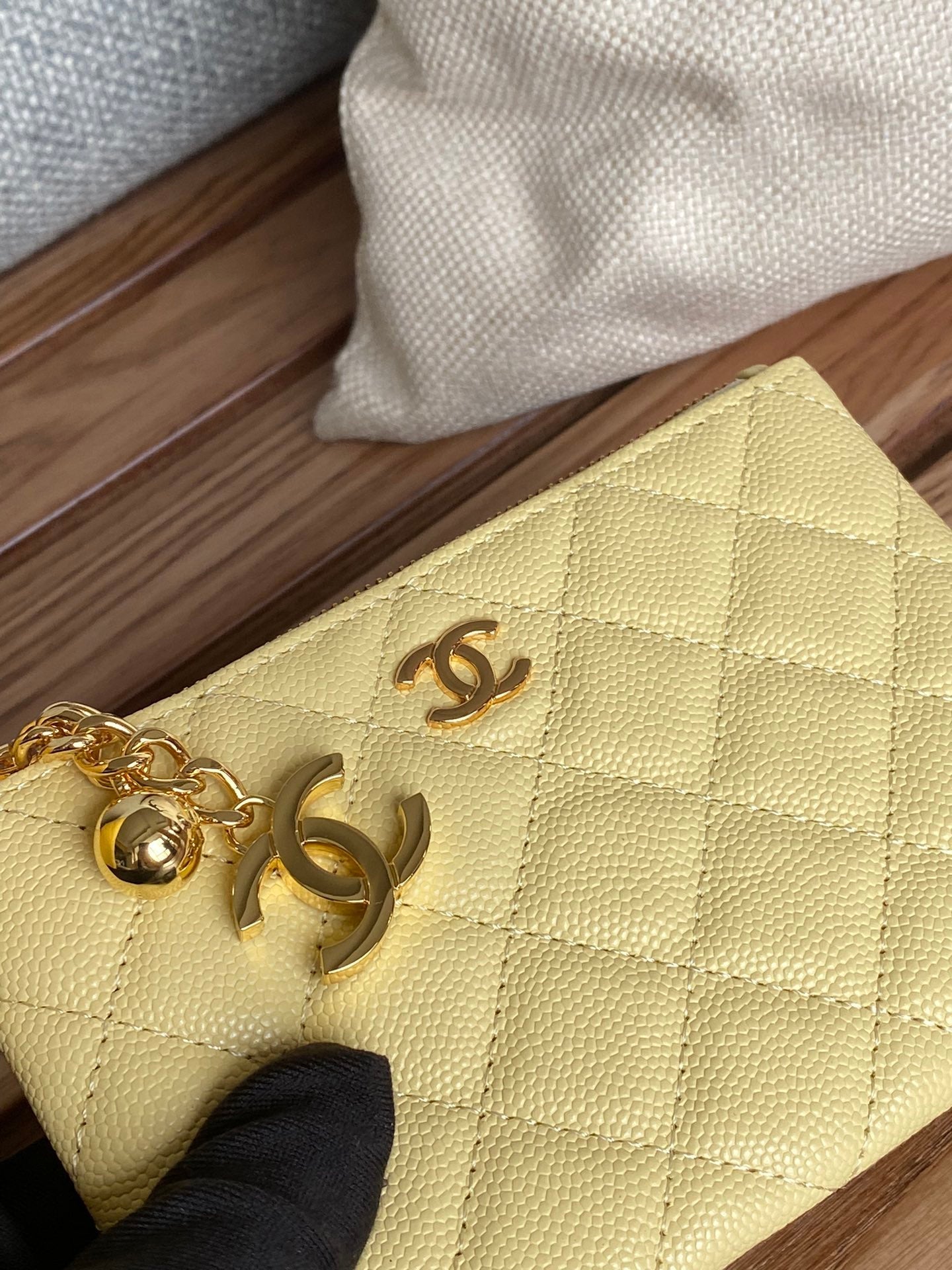 Portefeuille zippé CC 14 cm en cuir caviar jaune et métal doré