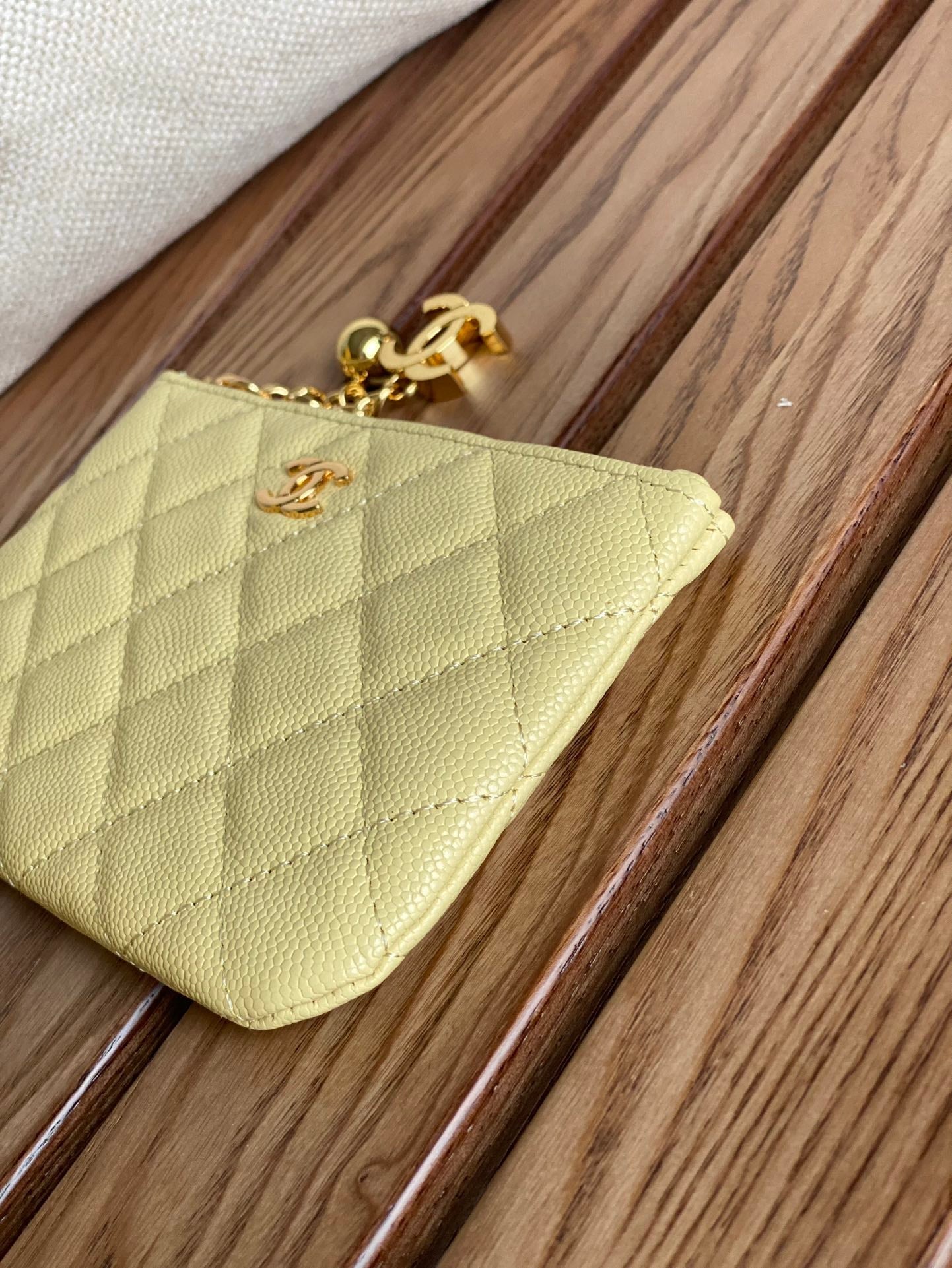 Portefeuille zippé CC 14 cm en cuir caviar jaune et métal doré